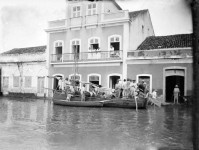 3_RUA CEL ALEXANZITO. CHEIA DE 1924. Casa do Sr Raimundo Joventino. Acervo Abilio Monteiro.jpg