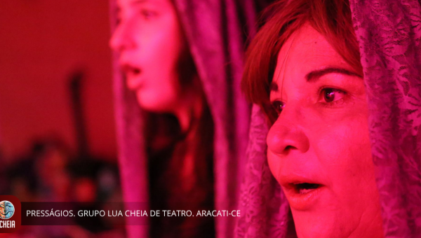 Cena da peça PRESSÁGIOS com as atrizes Aríssia Cidrão e Regina Oliveira. Grupo Lua Cheia. Foto: Marcos Vieira