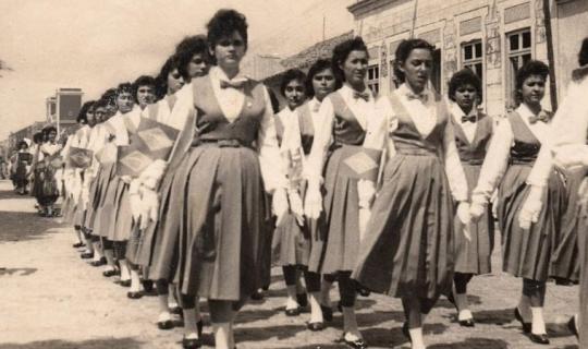 “SOB OS CLAROS CÉUS DE ARACATI”