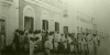 Distribuição de esmolas aos pobres. Na foto vê-se o sobrado onde funcionou, em 1929, a sede da Loja Fraternidade de Aracati. Atualmente sede do Museu Jaguaribano.