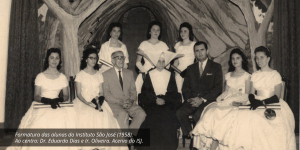 Formatura das alunas do Instituto São José (1958).  Ao centro: Dr. Eduardo Dias e Ir. Oliveira.
