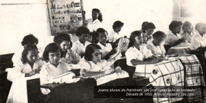 Jovens alunas do Patronato São José numa aula de bordado. Década de 1950.